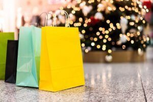 Einkaufstüten vor einem Weihnachtsbaum
